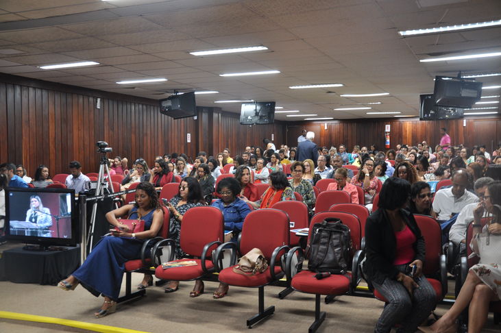 Com uma programação de peso que trouxe ao auditório do Instituto Anísio Teixeira (IAT), em Salvador, gestores da educação e educadores de toda a Bahia, o I Seminário Estadual Projeto Saber Melhor e XX Encontro Estadual da UNCME Bahia continua durante todo o dia de hoje (23/05/2018) depois de uma série de palestras e discussões que marcaram, ontem, a abertura do evento. A Presidente do Conselho Estadual de Educação da Bahia (CEE/BA), Profa. Anatércia Ramos Lopes Contreiras, e a Vice-Presidente do órgão, Profa. Mere Suely Rodrigues da Silva Oliveira, participaram do encontro.