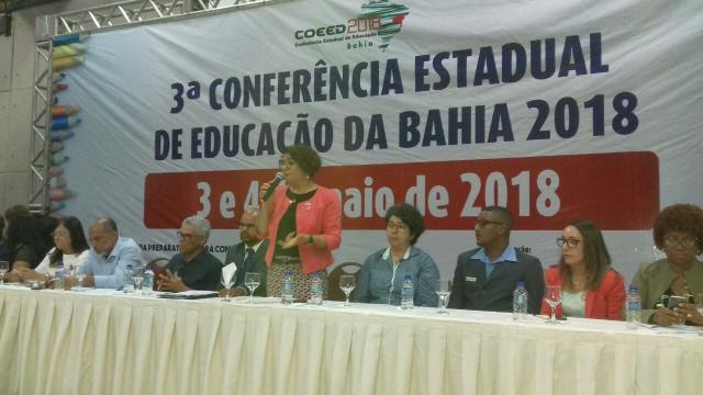 Com cerca de 1.500 inscritos, vindos de todos os 27 Núcleos Territoriais de Educação (NTE) do estado, teve início na manhã de hoje (03/05/2018) a Conferência Estadual de Educação da Bahia, que chega à sua terceira edição com grande destaque, apresentando em sua programação palestras e mesas de debate. O Conselho Estadual de Educação (CEE-BA) participa ativamente do encontro, com vários de seus Conselheiros e a presença de sua Presidente, Profa. Dra. Anatércia Ramos Lopes Contreiras, que participou da mesa de abertura (manhã) e também foi mediadora da Mesa II: “Planos Decenais e SNE: qualidade, avaliação e regulação das políticas educacionais” (tarde). O Secretário de Educação da Bahia, Valter Pinheiro, também participou do evento, compondo uma mesa de abertura de grande representatividade e que ainda contou com o Coordenador do Fórum Estadual de Educação da Bahia (FEEBA), anfitrião do evento, professor Marcius Gomes.