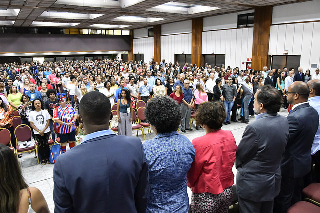 Com cerca de 1.500 inscritos, vindos de todos os 27 Núcleos Territoriais de Educação (NTE) do estado, teve início na manhã de hoje (03/05/2018) a Conferência Estadual de Educação da Bahia, que chega à sua terceira edição com grande destaque, apresentando em sua programação palestras e mesas de debate. O Conselho Estadual de Educação (CEE-BA) participa ativamente do encontro, com vários de seus Conselheiros e a presença de sua Presidente, Profa. Dra. Anatércia Ramos Lopes Contreiras, que participou da mesa de abertura (manhã) e foi mediadora da Mesa II: “Planos Decenais e SNE: qualidade, avaliação e regulação das políticas educacionais” (tarde). O Secretário de Educação da Bahia, Walter Pinheiro, também participou do evento, compondo uma mesa de abertura de grande representatividade e que ainda contou, dentre outros, com o Coordenador do Fórum Estadual de Educação da Bahia (FEEBA), anfitrião do evento, professor Marcius Gomes.