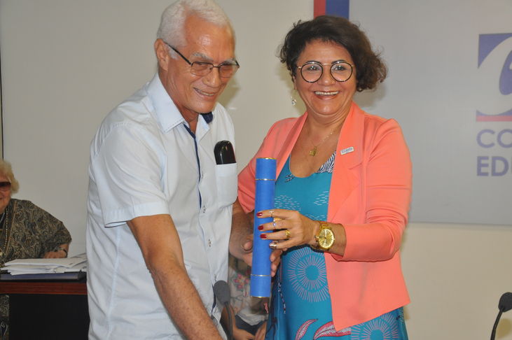 Na conclusão da sessão do dia 27 de março (2018), a Presidente do Conselho Estadual de Educação da Bahia, a Profa. Dra. Anatércia Ramos Lopes Contreiras,  fez um homenagem aos Conselheiros que concluíram seus mandatos e estavam deixando o CEE/BA. A Presidente agradeceu a convivência e o comprometimento dos 12 Conselheiros e uma Suplente que chegaram ao término de seus períodos no CEE/BA destacando os avanços do Conselho de Educação nos últimos anos, em muito alcançados devido ao árduo trabalho desses Conselheiros. Ao final, Anatércia Contreiras, em nome do CEE/BA, entregou a cada um deles certificados de reconhecimento pelos serviços prestados.