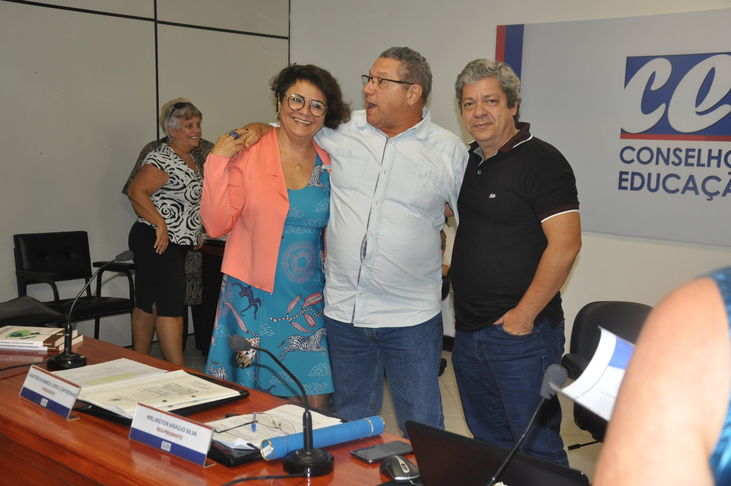 Na conclusão da sessão do dia 27 de março (2018), a Presidente do Conselho Estadual de Educação da Bahia, a Profa. Dra. Anatércia Ramos Lopes Contreiras,  fez um homenagem aos Conselheiros que concluíram seus mandatos e estavam deixando o CEE/BA. A Presidente agradeceu a convivência e o comprometimento dos 12 Conselheiros e uma Suplente que chegaram ao término de seus períodos no CEE/BA destacando os avanços do Conselho de Educação nos últimos anos, em muito alcançados devido ao árduo trabalho desses Conselheiros. Ao final, Anatércia Contreiras, em nome do CEE/BA, entregou a cada um deles certificados de reconhecimento pelos serviços prestados.