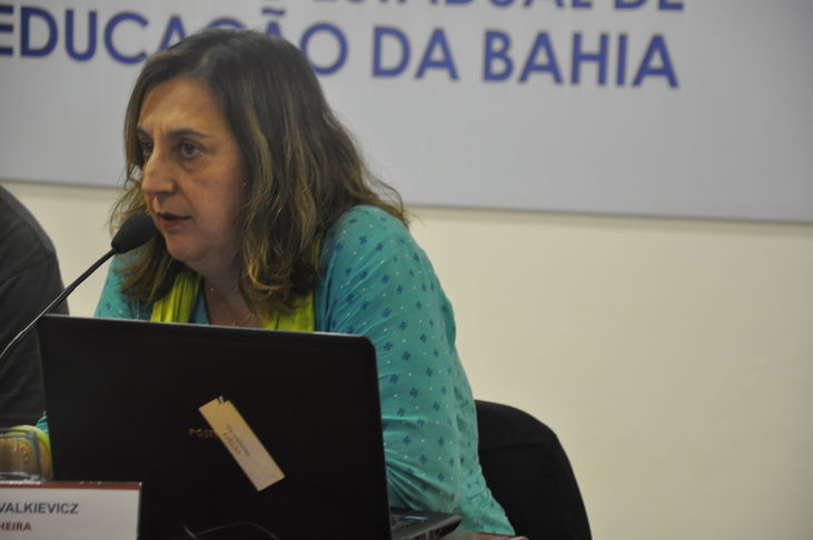 Na conclusão da sessão do dia 27 de março (2018), a Presidente do Conselho Estadual de Educação da Bahia, a Profa. Dra. Anatércia Ramos Lopes Contreiras, fez um homenagem aos Conselheiros que concluíram seus mandatos e estavam deixando o CEE/BA. A Presidente agradeceu a convivência e o comprometimento dos 12 Conselheiros e uma Suplente que chegaram ao término de seus períodos no CEE/BA destacando os avanços do Conselho de Educação nos últimos anos, em muito alcançados devido ao árduo trabalho desses Conselheiros. Ao final, Anatércia Contreiras, em nome do CEE/BA, entregou a cada um deles certificados de reconhecimento pelos serviços prestados.