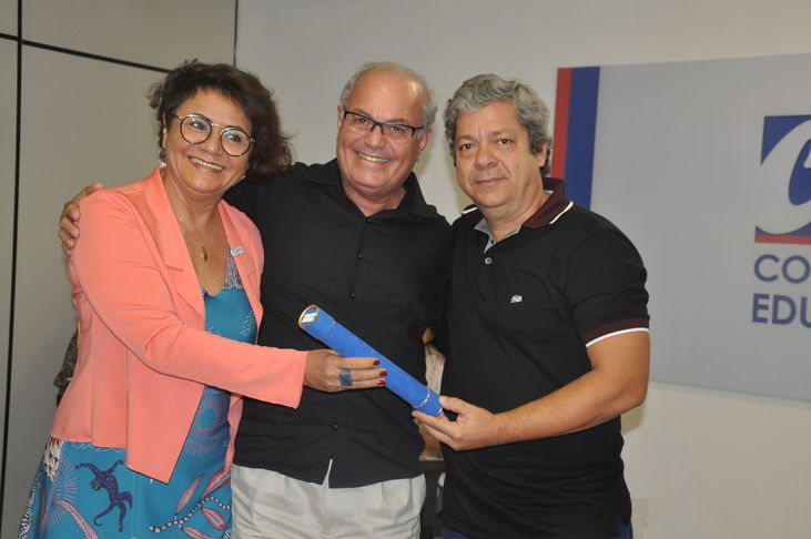 Na conclusão da sessão do dia 27 de março (2018), a Presidente do Conselho Estadual de Educação da Bahia, a Profa. Dra. Anatércia Ramos Lopes Contreiras,  fez um homenagem aos Conselheiros que concluíram seus mandatos e estavam deixando o CEE/BA. A Presidente agradeceu a convivência e o comprometimento dos 12 Conselheiros e uma Suplente que chegaram ao término de seus períodos no CEE/BA destacando os avanços do Conselho de Educação nos últimos anos, em muito alcançados devido ao árduo trabalho desses Conselheiros. Ao final, Anatércia Contreiras, em nome do CEE/BA, entregou a cada um deles certificados de reconhecimento pelos serviços prestados.