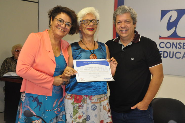 Na conclusão da sessão do dia 27 de março (2018), a Presidente do Conselho Estadual de Educação da Bahia, a Profa. Dra. Anatércia Ramos Lopes Contreiras, fez um homenagem aos Conselheiros que concluíram seus mandatos e estavam deixando o CEE/BA. A Presidente agradeceu a convivência e o comprometimento dos 12 Conselheiros e uma Suplente que chegaram ao término de seus períodos no CEE/BA destacando os avanços do Conselho de Educação nos últimos anos, em muito alcançados devido ao árduo trabalho desses Conselheiros. Ao final, Anatércia Contreiras, em nome do CEE/BA, entregou a cada um deles certificados de reconhecimento pelos serviços prestados.