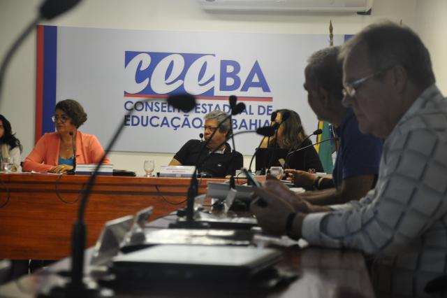 Na conclusão da sessão do dia 27 de março (2018), a Presidente do Conselho Estadual de Educação da Bahia, a Profa. Dra. Anatércia Ramos Lopes Contreiras, fez um homenagem aos Conselheiros que concluíram seus mandatos e estavam deixando o CEE/BA. A Presidente agradeceu a convivência e o comprometimento dos 12 Conselheiros e uma Suplente que chegaram ao término de seus períodos no CEE/BA destacando os avanços do Conselho de Educação nos últimos anos, em muito alcançados devido ao árduo trabalho desses Conselheiros. Ao final, Anatércia Contreiras, em nome do CEE/BA, entregou a cada um deles certificados de reconhecimento pelos serviços prestados.