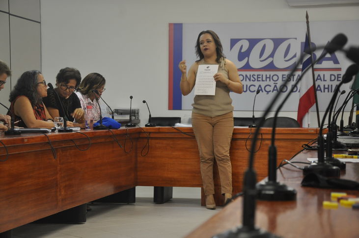 Dando início ao projeto de formação continuada interna, o Conselho Estadual de Educação da Bahia (CEE/BA) promoveu, durante toda a manhã de hoje (18/05/2017), um encontro para se discutir a educação especial, com ênfase nas técnicas, didática e atividades direcionadas aos estudantes com deficiência visual. A supervisão dos trabalhos ficou à cargo da professora Patrícia Braille, Coordenadora de Educação Especial da Secretaria de Educação da Bahia (SEC). Do corpo de funcionários do CEE/BA participaram das atividades secretárias de câmaras, funcionários da Unidade Técnica e também de outros departamentos do órgão.