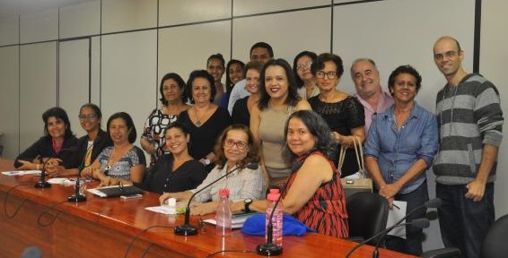 Dando início ao projeto de formação continuada interna, o Conselho Estadual de Educação da Bahia (CEE/BA) promoveu, durante toda a manhã de hoje (18/05/2017), um encontro para se discutir a educação especial, com ênfase nas técnicas, didática e atividades direcionadas aos estudantes com deficiência visual. A supervisão dos trabalhos ficou à cargo da professora Patrícia Braille, Coordenadora de Educação Especial da Secretaria de Educação da Bahia (SEC). Do corpo de funcionários do CEE/BA participaram das atividades secretárias de câmaras, funcionários da Unidade Técnica e também de outros departamentos do órgão.