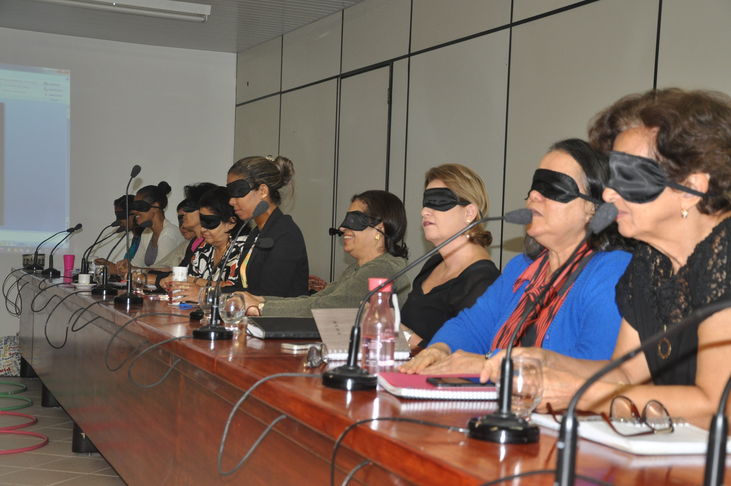 Dando início ao projeto de formação continuada interna, o Conselho Estadual de Educação da Bahia (CEE/BA) promoveu, durante toda a manhã de hoje (18/05/2017), um encontro para se discutir a educação especial, com ênfase nas técnicas, didática e atividades direcionadas aos estudantes com deficiência visual. A supervisão dos trabalhos ficou à cargo da professora Patrícia Braille, Coordenadora de Educação Especial da Secretaria de Educação da Bahia (SEC). Do corpo de funcionários do CEE/BA participaram das atividades secretárias de câmaras, funcionários da Unidade Técnica e também de outros departamentos do órgão.