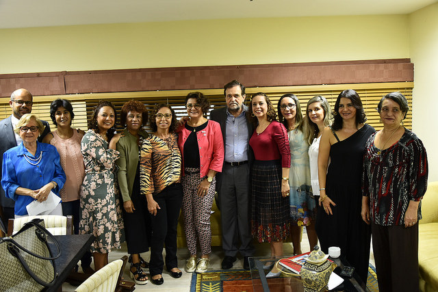 Com cerca de 1.500 inscritos, vindos de todos os 27 Núcleos Territoriais de Educação (NTE) do estado, teve início na manhã de hoje (03/05/2018) a Conferência Estadual de Educação da Bahia, que chega à sua terceira edição com grande destaque, apresentando em sua programação palestras e mesas de debate. O Conselho Estadual de Educação (CEE-BA) participa ativamente do encontro, com vários de seus Conselheiros e a presença de sua Presidente, Profa. Dra. Anatércia Ramos Lopes Contreiras, que participou da mesa de abertura (manhã) e foi mediadora da Mesa II: “Planos Decenais e SNE: qualidade, avaliação e regulação das políticas educacionais” (tarde). O Secretário de Educação da Bahia, Walter Pinheiro, também participou do evento, compondo uma mesa de abertura de grande representatividade e que ainda contou, dentre outros, com o Coordenador do Fórum Estadual de Educação da Bahia (FEEBA), anfitrião do evento, professor Marcius Gomes.