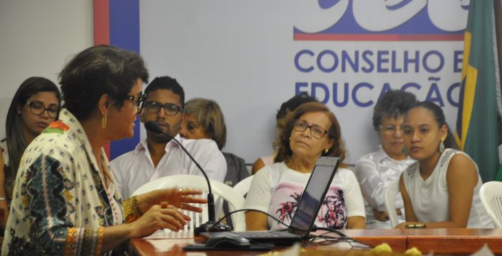 O Conselho Estadual de Educação da Bahia (CEE/BA) reservou parte da manhã de hoje (8 de março/2018) para celebrar o Dia Internacional da Mulher. Todos os funcionários da casa se reuniram para uma manhã de discussões a respeito de assuntos pertinentes à ocasião, na busca por realizar um encontro que fosse além das simples homenagens, mas que também se mostrasse como espaço de conscientização sobre a condição da mulher, suas lutas e conquistas.
