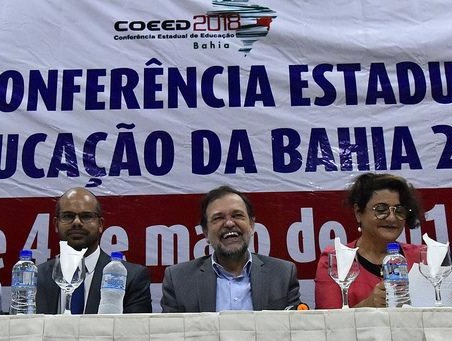 Com cerca de 1.500 inscritos, vindos de todos os 27 Núcleos Territoriais de Educação (NTE) do estado, teve início na manhã de hoje (03/05/2018) a Conferência Estadual de Educação da Bahia, que chega à sua terceira edição com grande destaque, apresentando em sua programação palestras e mesas de debate. O Conselho Estadual de Educação (CEE-BA) participa ativamente do encontro, com vários de seus Conselheiros e a presença de sua Presidente, Profa. Dra. Anatércia Ramos Lopes Contreiras, que participou da mesa de abertura (manhã) e foi mediadora da Mesa II: “Planos Decenais e SNE: qualidade, avaliação e regulação das políticas educacionais” (tarde). O Secretário de Educação da Bahia, Walter Pinheiro, também participou do evento, compondo uma mesa de abertura de grande representatividade e que ainda contou, dentre outros, com o Coordenador do Fórum Estadual de Educação da Bahia (FEEBA), anfitrião do evento, professor Marcius Gomes.