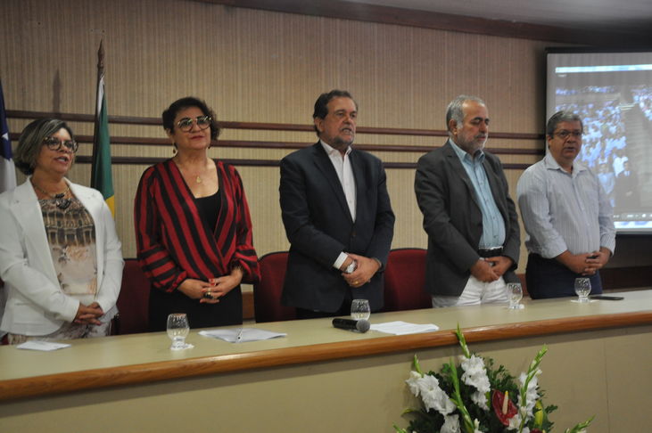 O Auditório do Centro Estadual de Educação Profissional da Bahia (Complexo Múltiplo Oscar Cordeiro - Água de Meninos) ficou lotado, na manhã de hoje, para a Sessão Especial de Posse de Presidente e Vice-Presidente do Conselho Estadual de Educação da Bahia (CEE-BA), e Posse dos Recém Nomeados Conselheiros. Anatércia Ramos Lopes Contreiras (Presidente) e Mere Suely Rodrigues da Silva Oliveira (Vice-Presidente) iniciam seus mandatos de dois anos à frente do CEE-BA com vários planos para a dinamização do Conselho de Educação, incluindo a digitalização dos processos que tramitam  no órgão e o esforço por uma aproximação ainda maior com a sociedade, na busca por contribuir com soluções ágeis e eficientes para a educação na Bahia.