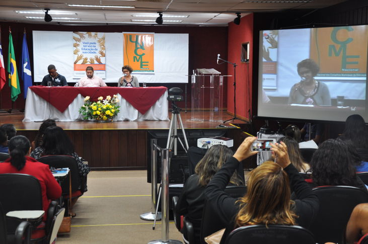 Com uma programação de peso que trouxe ao auditório do Instituto Anísio Teixeira (IAT), em Salvador, gestores da educação e educadores de toda a Bahia, o I Seminário Estadual Projeto Saber Melhor e XX Encontro Estadual da UNCME Bahia continua durante todo o dia de hoje (23/05/2018) depois de uma série de palestras e discussões que marcaram, ontem, a abertura do evento. A Presidente do Conselho Estadual de Educação da Bahia (CEE/BA), Profa. Anatércia Ramos Lopes Contreiras, e a Vice-Presidente do órgão, Profa. Mere Suely Rodrigues da Silva Oliveira, participaram do encontro.