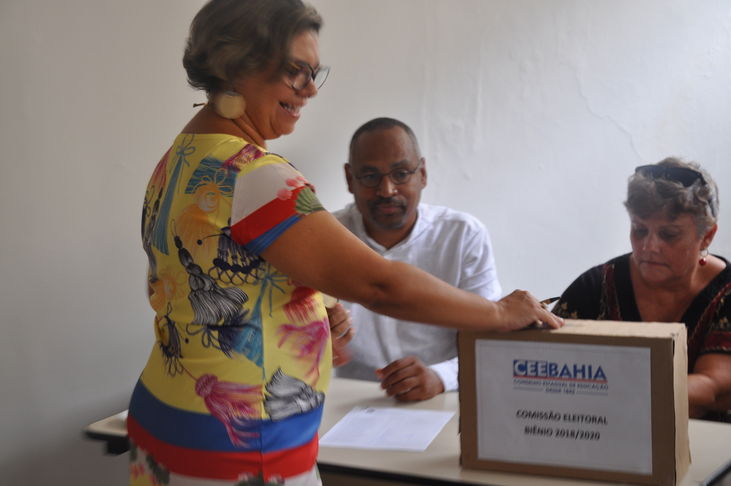 O Conselho Estadual de Educação da Bahia (CEE/BA) realizou na manhã de hoje (13/03/2018) suas eleições para presidência e vice-presidência, biênio 2018-2020. No total, 23 Conselheiros votaram e na contagem, por unanimidade, foi eleita a chapa formada por Anatércia Ramos Lopes Contreiras (presidente) e Mere Suely Rodrigues da Silva Oliveira (vice-presidente).