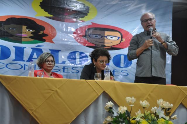 O Conselho Estadual de Educação da Bahia (CEE/BA) participou do evento Diálogo com Gestores, organizado pela Secretaria de Educação da Bahia (SEC), nesta quarta-feira (28/03/2018), no Instituto Anísio Teixeira (IAT). As atividades do CEE/BA ocuparam todo o período da manhã e na ocasião foi apresentado um histórico do Conselho, além de uma apresentação de sua estrutura e atividades. Também foi discutida a Resolução Nº 26, que fixa normas para o funcionamento das instituições de ensino da Educação Básica, integrantes do Sistema Estadual de Ensino da Bahia.