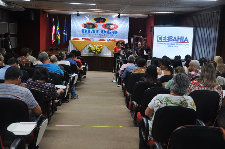 O Conselho Estadual de Educação da Bahia (CEE/BA) participou do evento Diálogo com Gestores, organizado pela Secretaria de Educação da Bahia (SEC), nesta quarta-feira (28/03/2018), no Instituto Anísio Teixeira (IAT).  As atividades do CEE/BA ocuparam todo o período da manhã e na ocasião foi apresentado um histórico do Conselho, além de uma apresentação de sua estrutura e atividades. Também foi discutida a Resolução Nº 26, que fixa normas para o funcionamento das instituições de ensino da Educação Básica, integrantes do Sistema Estadual de Ensino da Bahia.