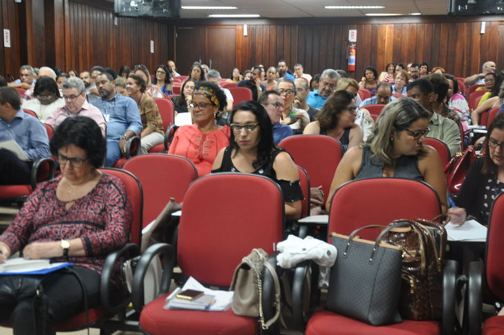 O Conselho Estadual de Educação da Bahia (CEE/BA) participou do evento Diálogo com Gestores, organizado pela Secretaria de Educação da Bahia (SEC), nesta quarta-feira (28/03/2018), no Instituto Anísio Teixeira (IAT).  As atividades do CEE/BA ocuparam todo o período da manhã e na ocasião foi apresentado um histórico do Conselho, além de uma apresentação de sua estrutura e atividades. Também foi discutida a Resolução Nº 26, que fixa normas para o funcionamento das instituições de ensino da Educação Básica, integrantes do Sistema Estadual de Ensino da Bahia.