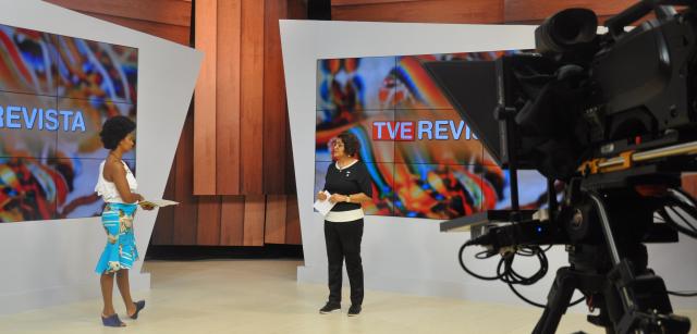 A Presidente do Conselho Estadual de Educação da Bahia (CEE-BA), Profa. Dra. Anatércia Ramos Lopes Contreiras, foi entrevistada hoje (09/05) nos programas Multicultura (Rádio Educadora) e TVE Revista (TVE Bahia). Na pauta, os desdobramentos e resultados da Conferência Estadual de Educação da Bahia (COEED), realizada nos últimos dias 03 e 05, em Salvador, e as expectativas para a Conferência Nacional Popular de Educação (CONAPE), a ser realizada de 24 a 26 deste mês, em Belo Horizonte, Minas Gerais. Os dois programas foram ao vivo.