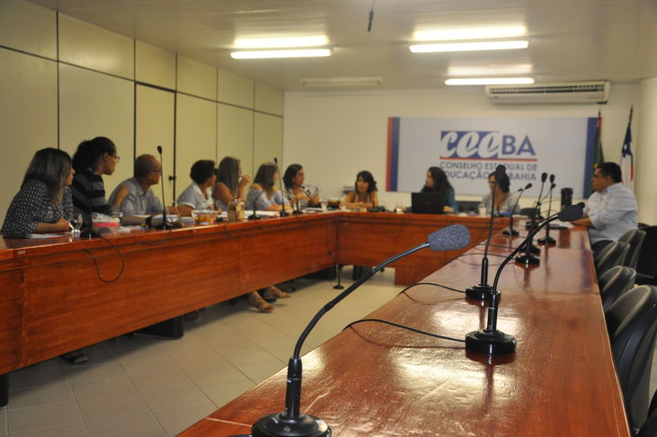 Todo o corpo de funcionários do Conselho Estadual de Educação da Bahia (CEE/BA) está a pleno vapor na organização dos trabalhos para o ano de 2018. Ontem (06/02) foi realizada reunião entre a Câmara de Educação Básica, o Protocolo, a Unidade Técnica e o Atendimento ao Público, que teve coordenação da professora Valuza Maria Saraiva (coordenadora pedagógica) e Remi Bomfim (diretor assistente). Na pauta, a exposição e a discussão dos procedimentos operacionais para implementação da Resolução 26, que fixa normas para o funcionamento das instituições de ensino da Educação Básica integrantes do Sistema Estadual de Ensino da Bahia