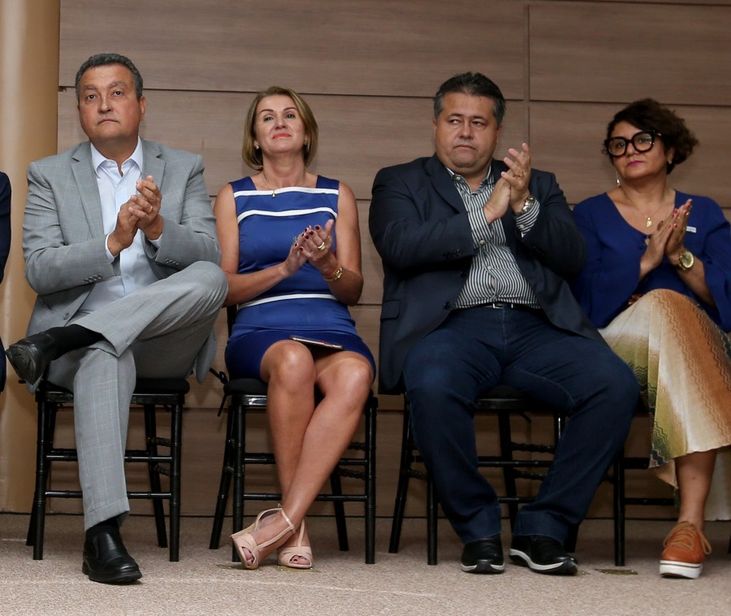 Foi inaugurada pelo governador Rui Costa, na manhã desta quinta-feira (01/03/2018), a Escola de Saúde Pública da Bahia (ESPBA) Professor Jorge Novis. O espaço fica no Centro de Atenção à Saúde (CAS), na região do Iguatemi, em Salvador. A presidente do Conselho Estadual de Educação da Bahia, Anatércia Ramos Lopes Contreiras, participou do evento de inauguração do novo equipamento destinado a qualificar servidores públicos estaduais e municipais e trabalhadores de saúde que compõem o quadro da Secretaria de Saúde do Estado (Sesab), considerando as especificidades epidemiológicas regionais e implementação do SUS na Bahia.