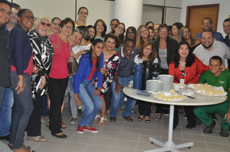 A tarde de segunda-feira (14/05/2018) foi de emoção e alegria para os funcionários e colaboradores do Conselho Estadual de Educação da Bahia (CEE-BA). Foi organizado um encontro em homenagem ao Dia das Mães, com discussões a respeito do papel da mulher e do feminino na sociedade, exibição de vídeo sobre o tema, conversas e, por fim, uma confraternização entre os presentes.