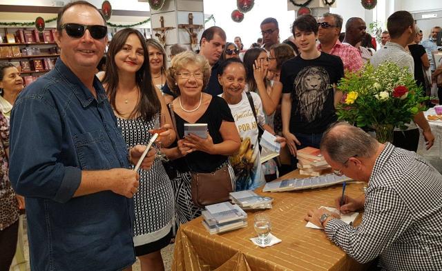 O professor da Universidade do Estado da Bahia (UNEB) e Conselheiro do Conselho Estadual de Educação da Bahia (CEE/BA), Joceval Andrade Bittencourt, lançou, sábado (16/12/2017), o livro Descartes e a invenção do sujeito, na Paulus Livraria de Salvador.  