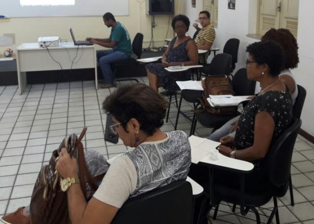 O Conselho Estadual de Educação da Bahia (CEE/BA), foi representado por sua presidente, a Profa. Dra. Anatércia Ramos Lopes Contreiras, na Reunião do Comitê Interinstitucional de Monitoramento das Leis 10.639/2003 e 11.645/2008, realizada na tarde desta quinta-feira (07/12/2017). As referidas leis disciplinam os conteúdos étnico-raciais na educação brasileira e o Comitê, que é uma iniciativa do Ministério Público da Bahia, monitora a implementação desses conteúdos no sistema educacional do Estado da Bahia.