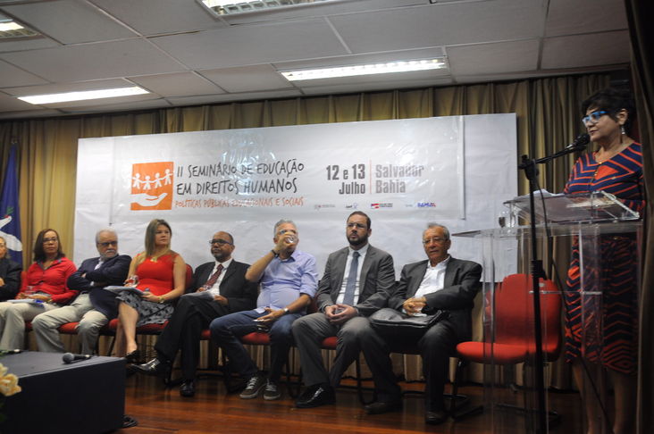 O Conselho Estadual de Educação da Bahia (CEE/BA) foi representado por sua Presidente, Anatércia Ramos Lopes Contreiras, no II Seminário de Educação, Direitos Humanos, Políticas Públicas Educacionais e Sociais. O evento teve sua programação iniciada na quarta-feira (12/07/2017), no Instituto Anísio Teixeira (IAT), na Avenida Paralela, em Salvador. O IAT organizou o seminário, em parceria com o Ministério Público do Estado da Bahia.