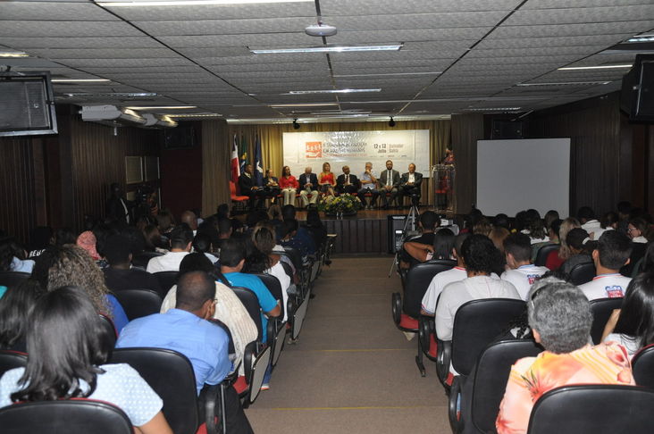 O Conselho Estadual de Educação da Bahia (CEE/BA) foi representado por sua Presidente, Anatércia Ramos Lopes Contreiras, no II Seminário de Educação, Direitos Humanos, Políticas Públicas Educacionais e Sociais. O evento teve sua programação iniciada na quarta-feira (12/07/2017), no Instituto Anísio Teixeira (IAT), na Avenida Paralela, em Salvador. O IAT organizou o seminário, em parceria com o Ministério Público do Estado da Bahia.