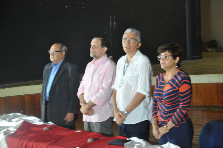 O I Seminário de Práticas Pedagógicas – Um Mosaico de Saberes e Fazeres, movimentou o Centro Educacional Carneiro Ribeiro - Escola Parque, na quinta-feira (06/10/2016), no bairro da Caixa D´Água. Escolas baianas, do interior e da capital, apresentaram ações práticas, desenvolvidas em sala de aula, que vêm colaborando para o aumento da aprendizagem entre seus estudantes. O evento contou com a presença do secretário da Educação do Estado da Bahia, Walter Pinheiro, e também da presidente do Conselho Estadual de Educação da Bahia, Anatércia Ramos Lopes Contreiras, além de diretores de escolas, gestores da área da Educação, professores e estudantes.