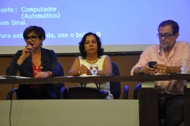 O Conselho Estadual de Educação da Bahia (CEE/BA) esteve representado por sua Presidente, a Profa. Dra. Anatércia Ramos Lopes Contreiras, no Seminário de Acolhida aos Dirigentes Municipais de Educação da Bahia, compondo a mesa de abertura, juntamente com o Secretário Estadual da Educação Walter Pinheiro e a Presidente da UNCME/Nacional, Gilvânia Nascimento, entre outras autoridades. Organizado pela União Nacional dos Dirigentes Municipais de Educação (UNDIME), o seminário ocorreu durante a manhã e tarde do dia 24/03/2017, no auditório da União dos Municípios da Bahia (UPB). O evento levou ao Centro Administrativo da Bahia (CAB) dirigentes municipais da educação, tanto os que permaneceram no cargo como os recém-empossados, além dos representantes da UNDIME. O Conselho Estadual de Educação da Bahia (CEE/BA) esteve representado também por sua diretora, Profa. Vanusa Pitanga.