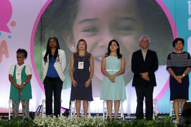 O Programa Mais Infância, realização das Voluntárias Sociais da Bahia (VSBA), teve hoje o encerramento de sua etapa 2017 com grande evento realizado no auditório do Senai Cimatec, em Salvador. Na ocasião, foi realizado o 1º Seminário Estadual do Mais Infância, com ampla programação na qual foram discutidas as ações realizadas neste ano e apresentadas as que serão implementadas em 2018, objetivando fortalecer a rede de proteção à criança no estado. O Conselho Estadual de Educação da Bahia (CEE/BA) foi representado no evento por sua presidente, a Profa. Dra. Anatércia Ramos Lopes Contreiras.