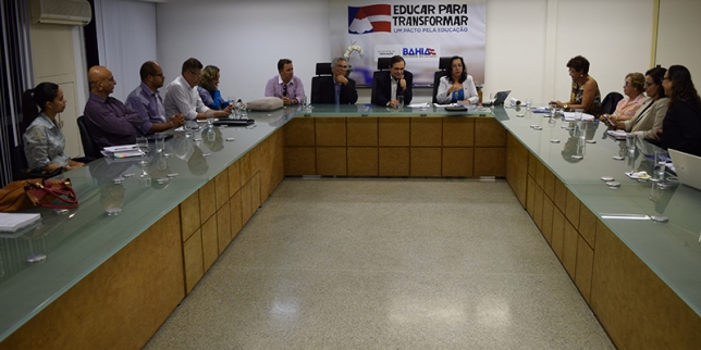 Desde que assumiu a Secretaria da Educação do Estado da Bahia, Walter Pinheiro vem se reunindo com fóruns e conselhos de diversas instituições para um trabalho conjunto em prol da escola pública. Dentro desse entendimento da necessidade de se unir forças ao redor de um projeto comum, o secretário também fez questão de estar presente à reunião mensal do Fórum Estadual de Educação (FEE/BA), ocorrida dia 07 de julho/2016.