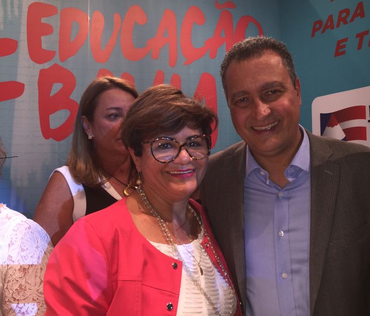 O auditório do Centro Educacional Carneiro Ribeiro (Escola Parque) ficou lotado, na manhã desta quarta-feira (08/02/2017), para a Aula Inaugural do ano letivo 2017, na Rede Pública Estadual de Ensino da Bahia. Para o evento, a icônica unidade escolar do bairro da Caixa D´Água, em Salvador, recebeu o governador Rui Costa e o Secretário da Educação, Walter Pinheiro, que falaram para uma plateia de professores, gestores da educação, pesquisadores, estudantes e jornalistas. O Conselho Estadual de Educação da Bahia (CEE/BA) se fez representado pela sua presidente, Profa. Dra. Anatércia Contreiras, e pela sua diretora, Profa. Mestre Vanusa Pitanga.