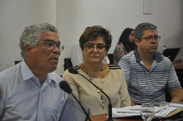 A Sessão Plenária do Conselho Estadual de Educação da Bahia (CEE/BA), realizada na segunda-feira (02/05/2016), teve como convidado o professor Nildon Carlos Santos Pitombo, que apresentou aos conselheiros a palestra Sistema Nacional de Educação: Entre o Imperativo Constitucional e os Desafios à Educação Brasileira.