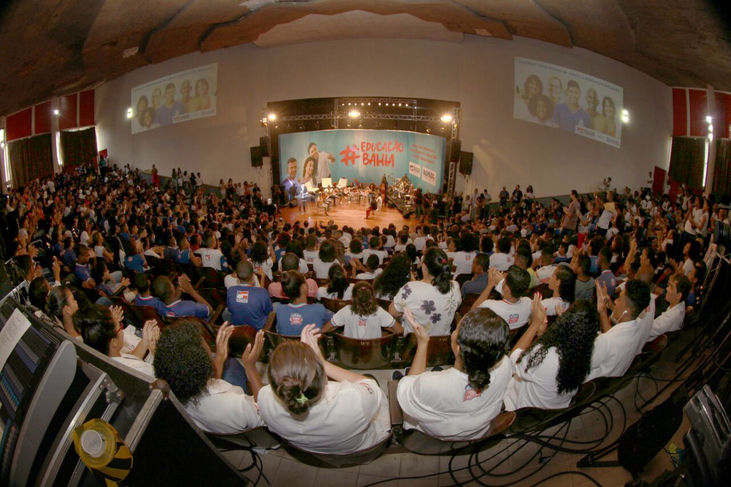O auditório do Centro Educacional Carneiro Ribeiro (Escola Parque) ficou lotado, na manhã desta quarta-feira (08/02/2017), para a Aula Inaugural do ano letivo 2017, na Rede Pública Estadual de Ensino da Bahia. Para o evento, a icônica unidade escolar do bairro da Caixa D´Água, em Salvador, recebeu o governador Rui Costa e o Secretário da Educação, Walter Pinheiro, que falaram para uma plateia de professores, gestores da educação, pesquisadores, estudantes e jornalistas. O Conselho Estadual de Educação da Bahia (CEE/BA) se fez representado pela sua presidente, Profa. Dra. Anatércia Contreiras, e pela sua diretora, Profa. Mestre Vanusa Pitanga.