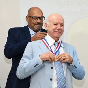 Conselho Estadual de Educação entrega Comenda Felipe Serpa para Carlos Jamil Cury em sessão marcada por emoção e reflexão