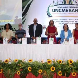  O Conselho Estadual de Educação da Bahia (CEE Bahia) participou da abertura do Seminário Estadual UNCME Bahia e do XXVIII Encontro dos Conselhos de Educação, realizados em Salvador. Com o tema “Sistemas, Conselhos e Planos de Educação: os desafios do planejamento participativo para a próxima década”, o evento reúne conselheiros municipais de educação, gestores e educadores, entre os dias 25 e 27 de março, para discutir os desafios e perspectivas da educação na gestão democrática e na construção de política