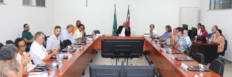 O Conselho Estadual de Educação da Bahia (CEE-BA) deu início, nesta terça-feira (25/03), a um dos processos mais estruturantes de sua história recente: a reformulação do seu Regimento Interno. Em sessão do Conselho Pleno, realizada no Plenário Iracy Picanço, foi apresentado o Plano de Trabalho proposto pela Comissão Especial, responsável por conduzir a atualização do documento que rege sobre o funcionamento do órgão. A comissão, composta pelos conselheiros Paulo Gabriel Soledade Nacif, Iracema Lima dos Sant