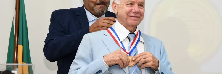 Conselho Estadual de Educação entrega Comenda Felipe Serpa para Carlos Jamil Cury em sessão marcada por emoção e reflexão