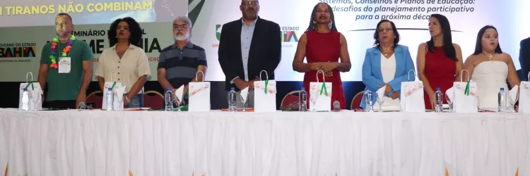  O Conselho Estadual de Educação da Bahia (CEE Bahia) participou da abertura do Seminário Estadual UNCME Bahia e do XXVIII Encontro dos Conselhos de Educação, realizados em Salvador. Com o tema “Sistemas, Conselhos e Planos de Educação: os desafios do planejamento participativo para a próxima década”, o evento reúne conselheiros municipais de educação, gestores e educadores, entre os dias 25 e 27 de março, para discutir os desafios e perspectivas da educação na gestão democrática e na construção de política