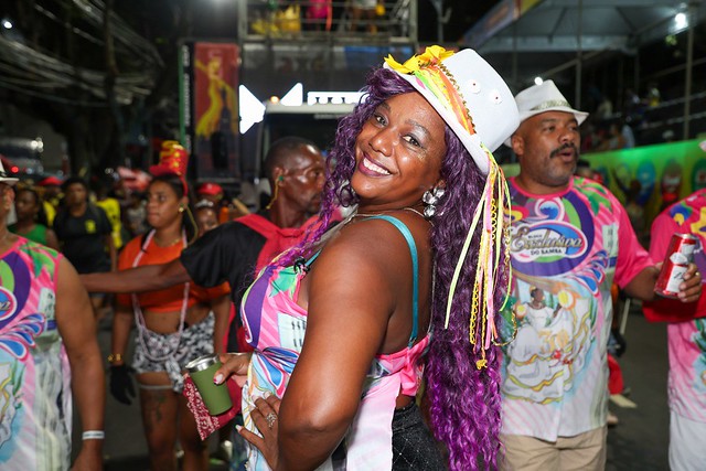 Grupo de amigos animados no Exclusiva Samba