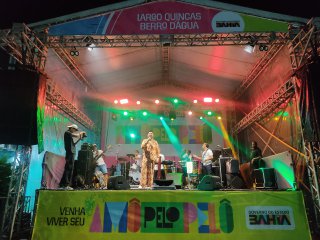 Igor Serravale no palco com a sua banda / Tamiris Guimarães