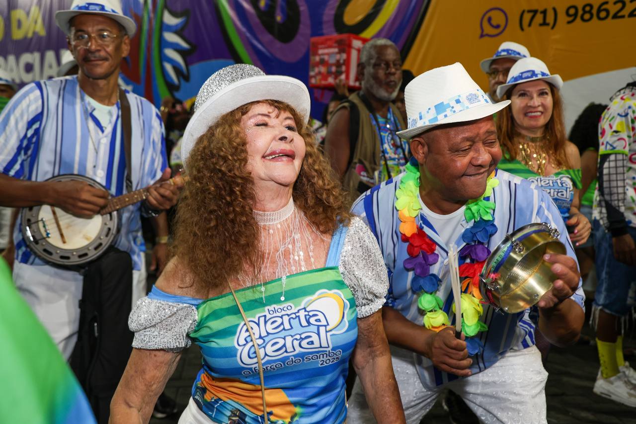 Bloco desfilou com o tema “Salvador de Todos os Sambas"