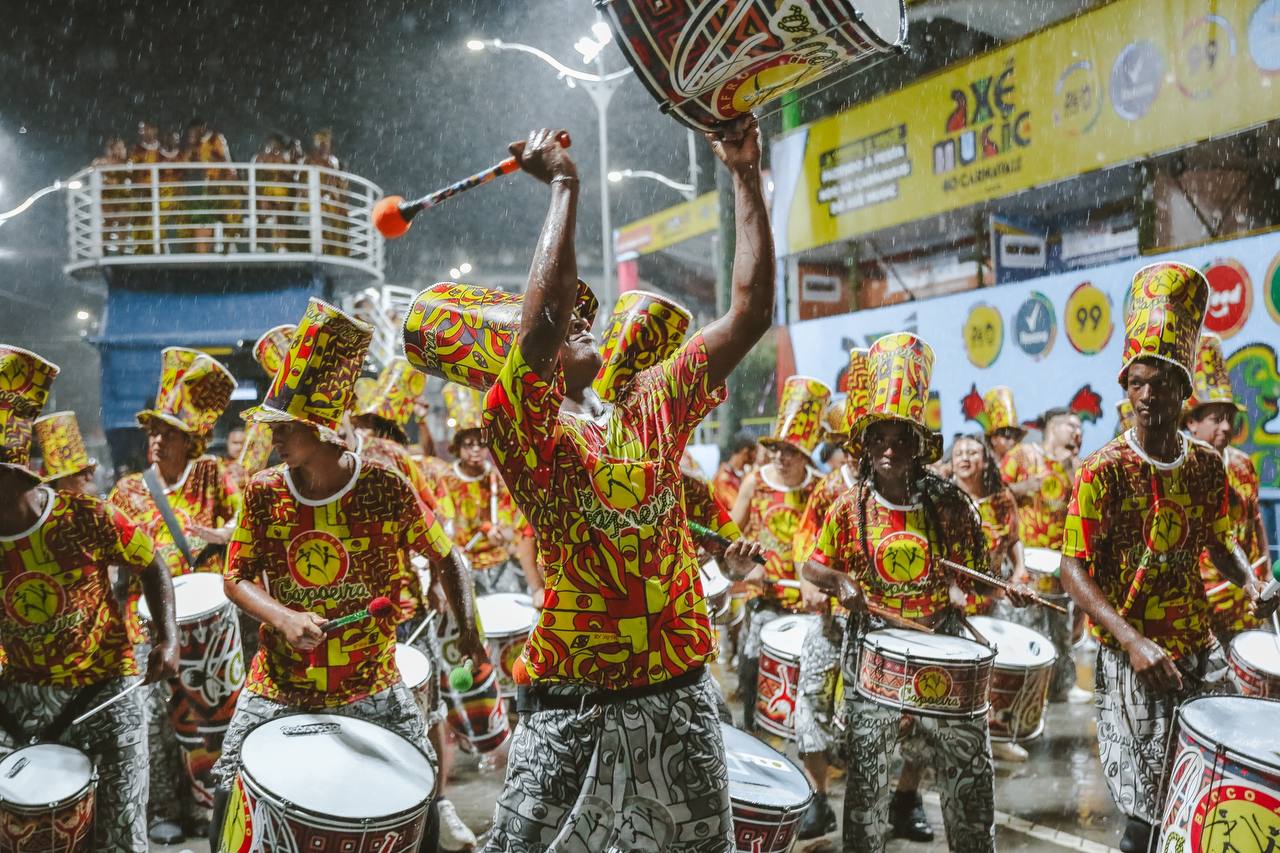 Bloco da Capoeira levou a energia do dendê para a avenida