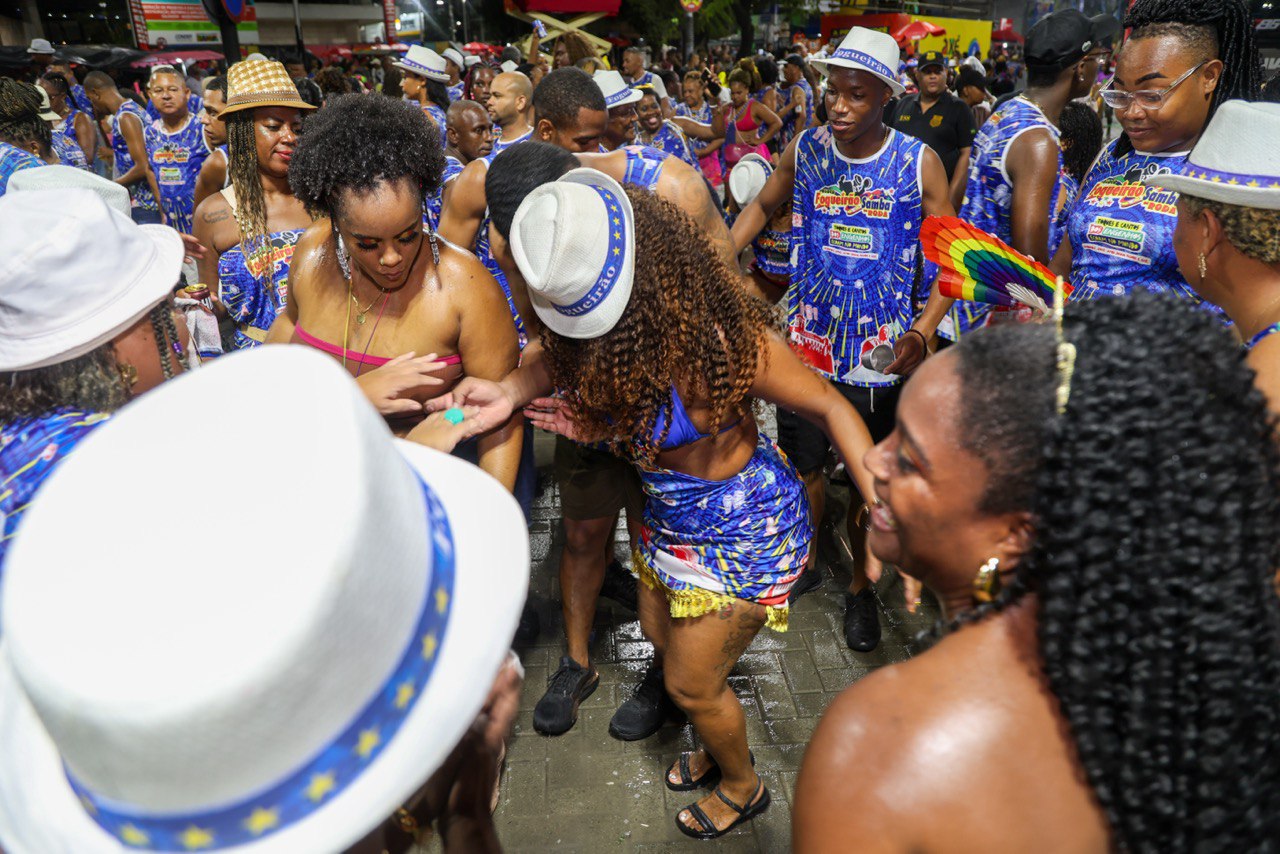 Amantes do samba tomaram conta da avenida