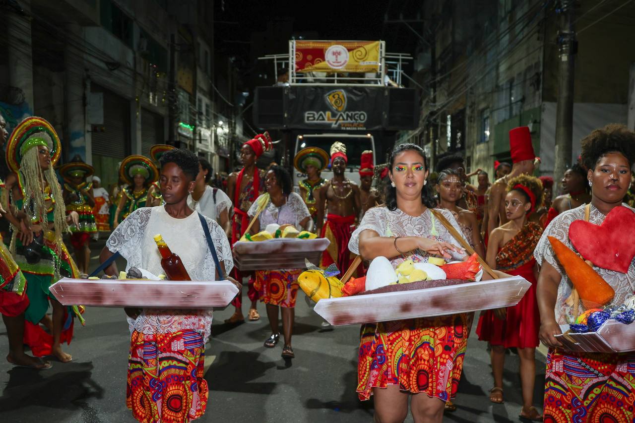 Bloco Kambalagwanze leva colorido e animação para o circuito do contrafluxo