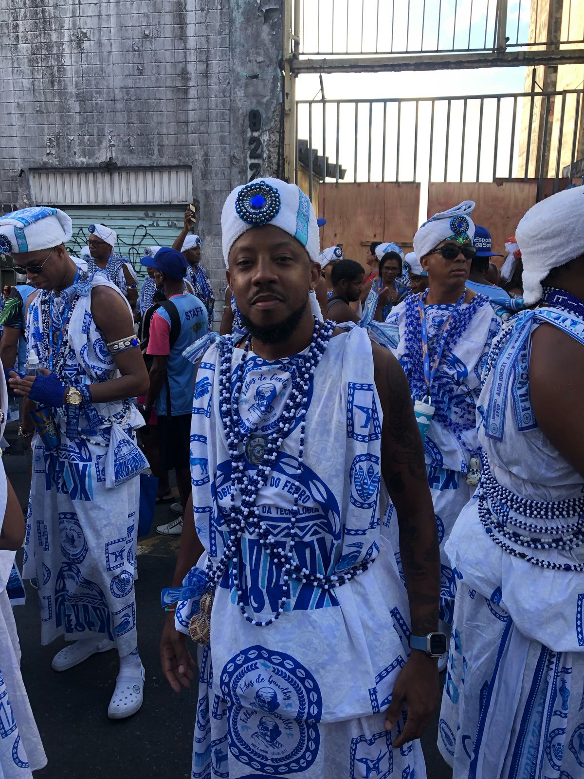 O toque do agogô une gerações no afoxé Filhos de Gandhy 