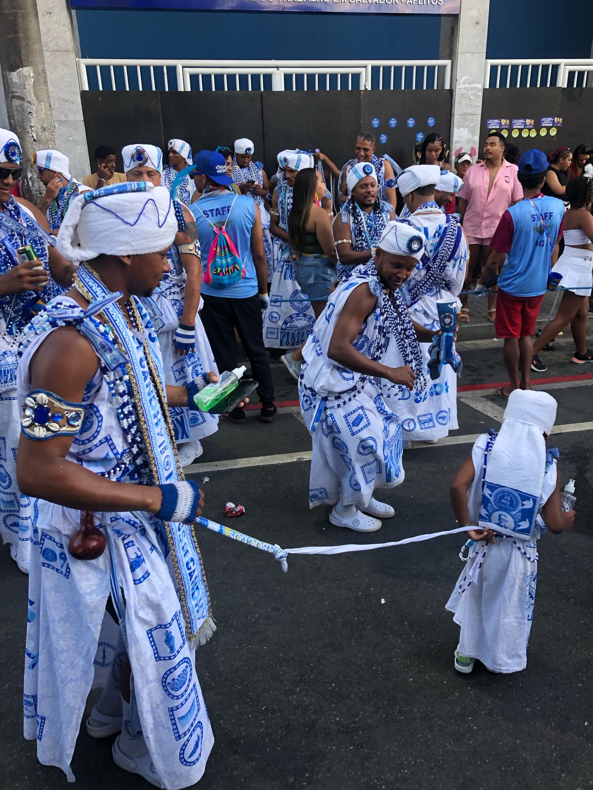 O toque do agogô une gerações no afoxé Filhos de Gandhy 