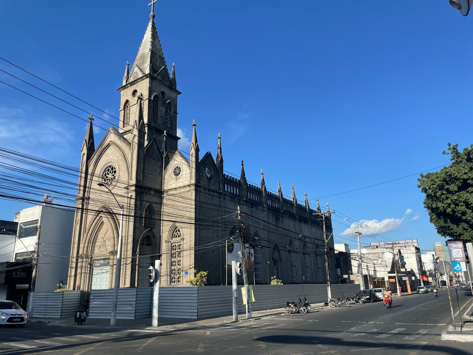 *Governo do Estado publica Edital de Licitação para obra na Igreja Nosso Senhor dos Passos em Feira de Santana*  O Governo do Estado da Bahia publicou no Diário Oficial deste sábado (15) edital de licitação para contratação de empresa especializada para execução da obra de restauração da fachada da Igreja Nosso Senhor dos Passos, no município de Feira de Santana. A Igreja está em processamento de tombamento pelo Instituto do Patrimônio Artístico e Cultural da Bahia (IPAC), unidade vinculada à Secretaria de 